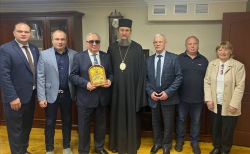 Епископ Пахомий передал тактильную икону Всероссийскому обществу слепых