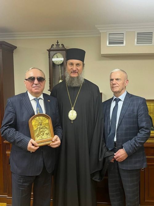 Епископ Пахомий передал тактильную икону Всероссийскому обществу слепых