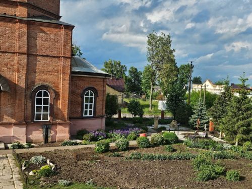 Чистопольцев приглашают принять участие в высадке цветов на территории храма
