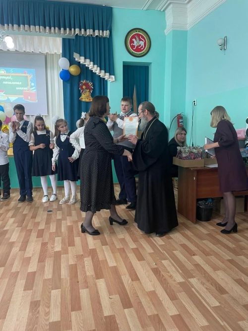 Протоиерей Андрей Рыбочкин поздравил выпускников школы для детей с ОВЗ