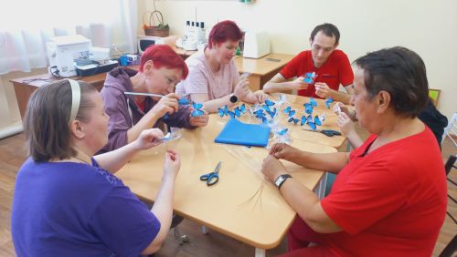 Подопечные дома-интерната создали волшебные светящиеся букеты из бабочек
