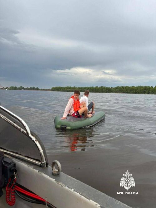 Резиновая лодка с двумя молодыми людьми перевернулась во время шторма на Каме