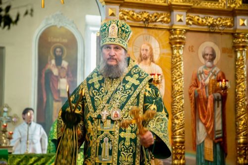 В День Святой Троицы епископ Пахомий совершил Литургию в Свято-Никольском соборе Чистополя