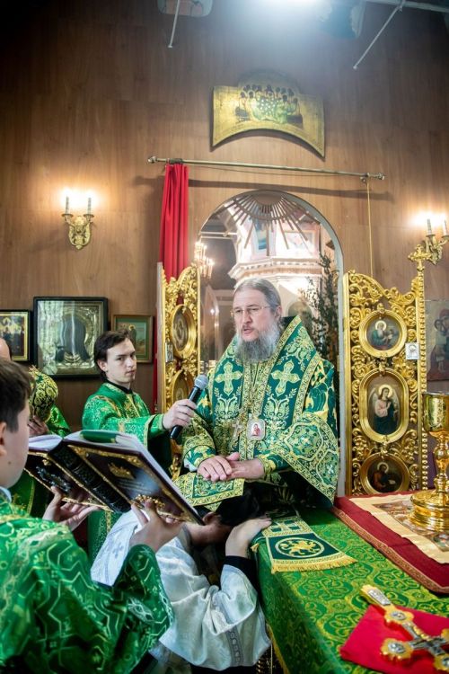 В День Святой Троицы епископ Пахомий совершил Литургию в Свято-Никольском соборе Чистополя