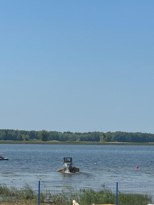 Чистопольский пляж избавляется от «водяной чумы»