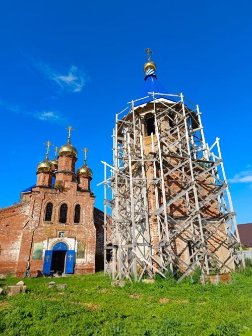В старинном храме села Змиево молились апостолам Петру и Павлу