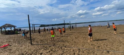 В Чистополе прошёл семейный турнир по пляжному волейболу
