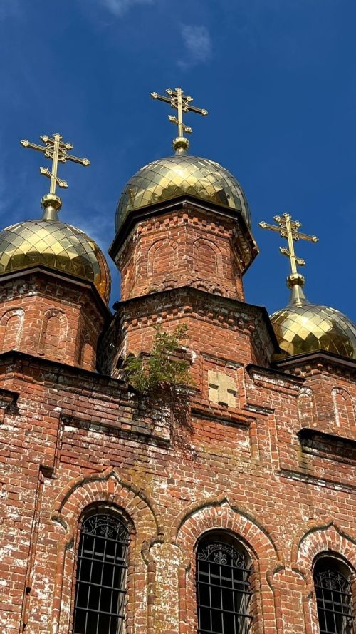 В старинном храме села Змиево молились апостолам Петру и Павлу