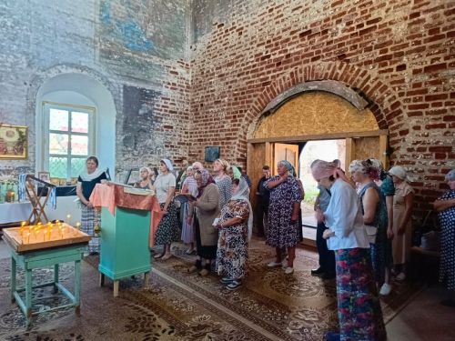 В старинном храме села Змиево молились апостолам Петру и Павлу