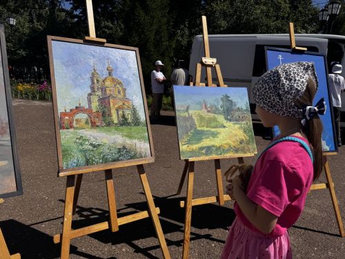 В Чистополе художники представили храмы Татарстана