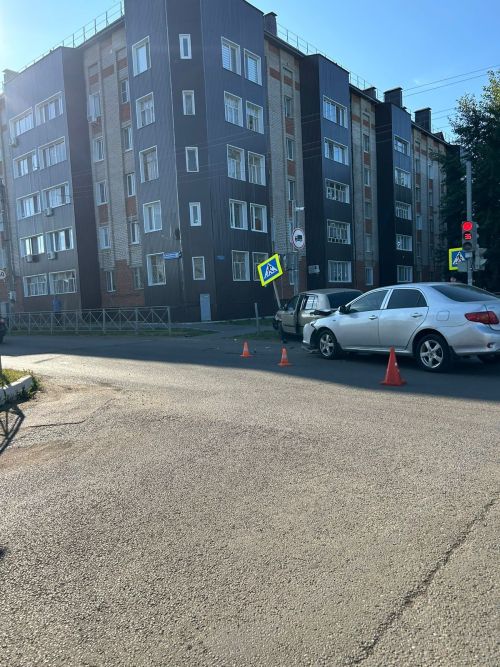 В Чистополе иномарка снесла дорожный знак