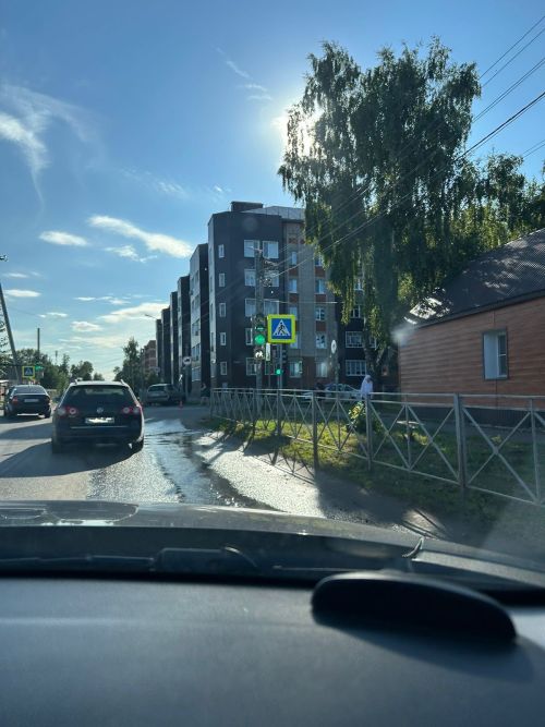 В Чистополе иномарка снесла дорожный знак