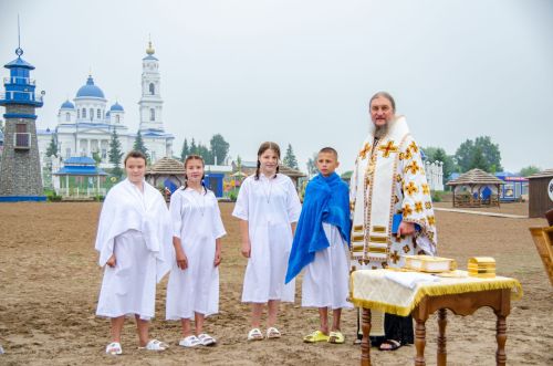 Епископ Пахомий совершил Крещение в реке