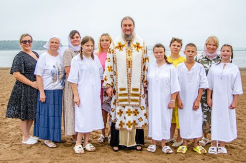 Епископ Пахомий совершил Крещение в реке