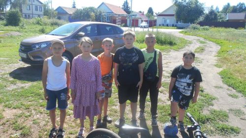 Дети бьют тревогу: площадка на улице Фрунзе превратилась в приют алкашей