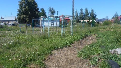 Дети бьют тревогу: площадка на улице Фрунзе превратилась в приют алкашей