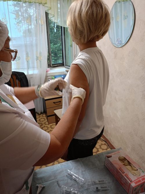 Главный врач Чистопольской ЦРБ Ильдар Ханифов сделал прививку от гриппа