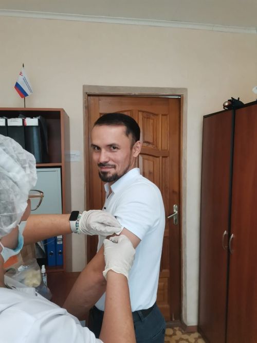Главный врач Чистопольской ЦРБ Ильдар Ханифов сделал прививку от гриппа