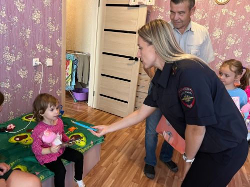 Полиция Чистополя подарила праздник будущим первоклассникам в рамках акции «Помоги собраться в школу»