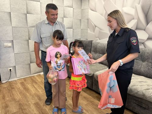 Полиция Чистополя подарила праздник будущим первоклассникам в рамках акции «Помоги собраться в школу»