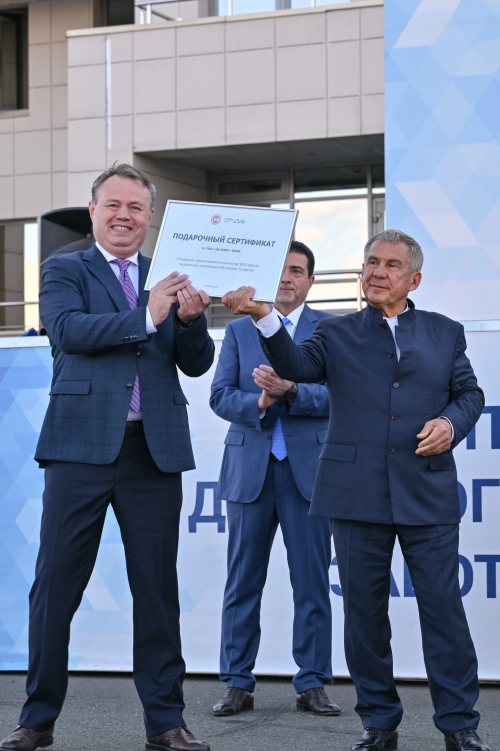 Современные инструменты для врачей: Минниханов передал больницам Татарстана 140 автомобилей и 5000 компьютеров