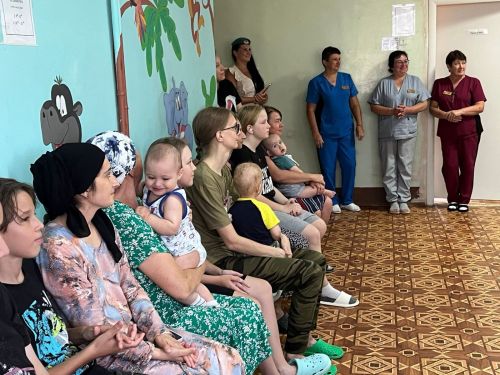 В Чистополе десантники и священник подарили праздник детям в больнице