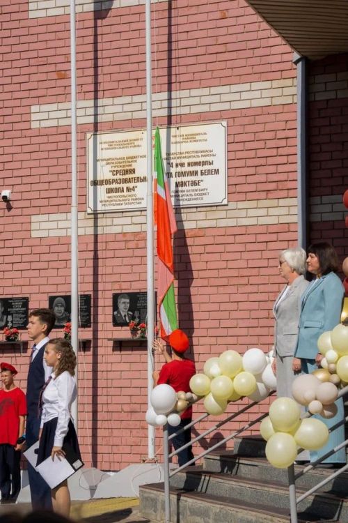 В чистопольской школе № 4 старшеклассники подарили первоклассникам «самолетики будущего»