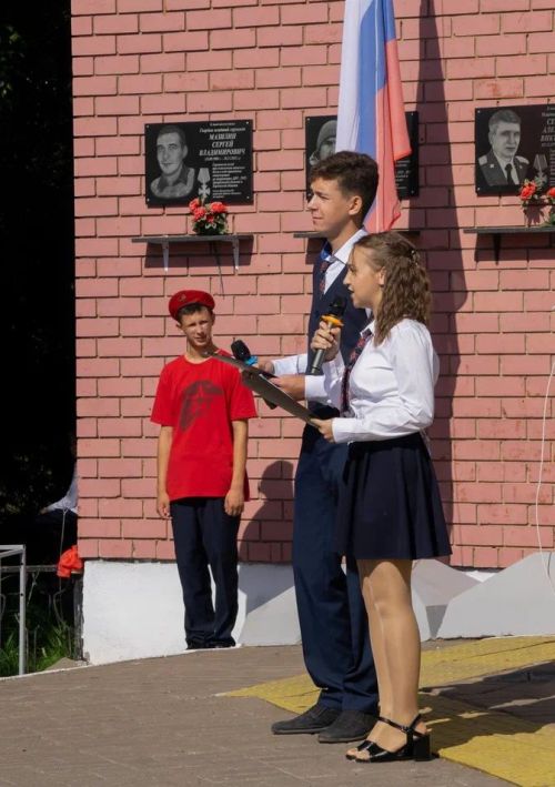 В чистопольской школе № 4 старшеклассники подарили первоклассникам «самолетики будущего»