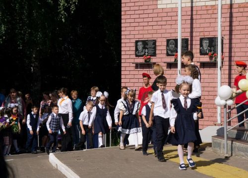 В чистопольской школе № 4 старшеклассники подарили первоклассникам «самолетики будущего»