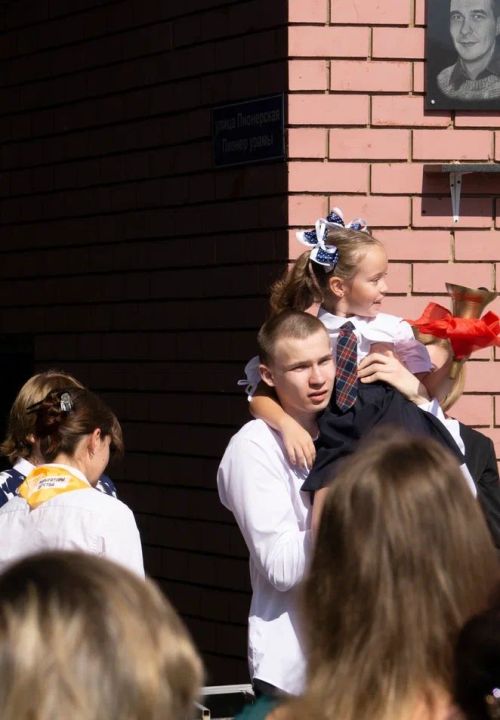 В чистопольской школе № 4 старшеклассники подарили первоклассникам «самолетики будущего»