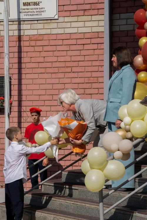 В чистопольской школе № 4 старшеклассники подарили первоклассникам «самолетики будущего»
