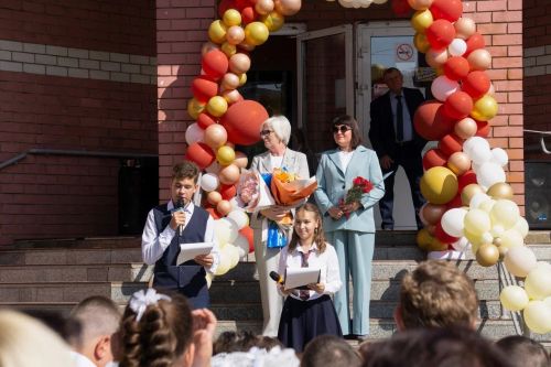 В чистопольской школе № 4 старшеклассники подарили первоклассникам «самолетики будущего»