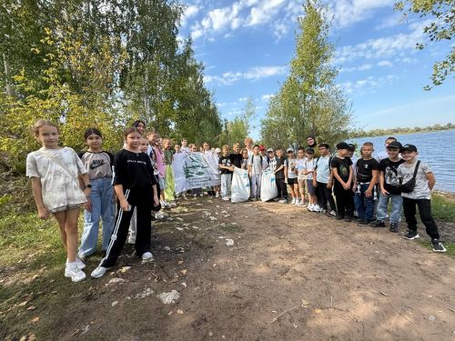 Школьники очистили берег Камы в ходе эко-похода