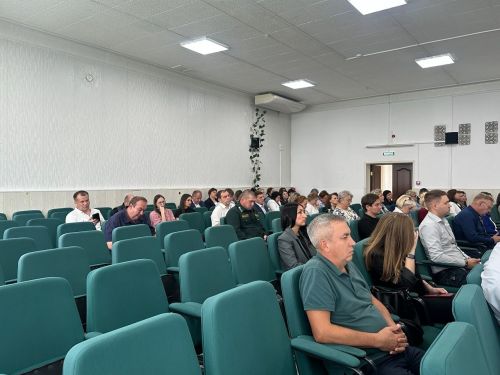 Поддержка ветеранов СВО, рост надоев и детская безопасность: ключевые темы аппаратного совещания в Чистополе