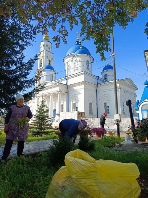 Субботник в Свято-Никольском соборе: добровольцы подготовили клумбы к зиме