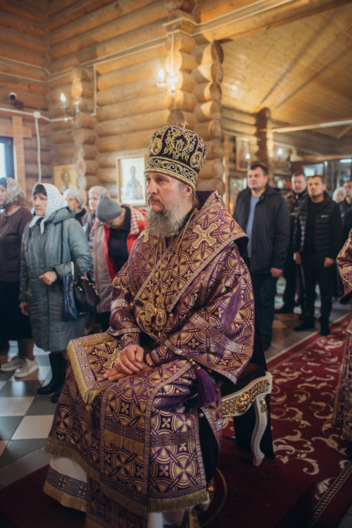 Епископ Пахомий освятил новый иконостас в храме новомучеников Чистопольских
