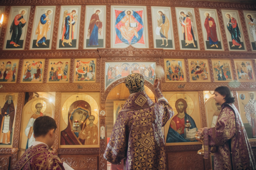 Епископ Пахомий освятил новый иконостас в храме новомучеников Чистопольских