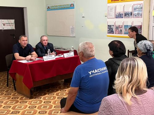 Эдуард Хасанов обсудил с жителями Верхнекондратинского поселения развитие района