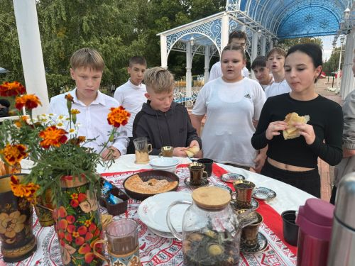 Бесплатные мастер-классы и праздник единения прошли в Скарятинском саду