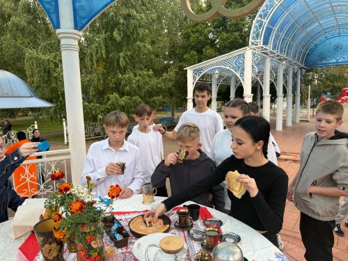 Бесплатные мастер-классы и праздник единения прошли в Скарятинском саду