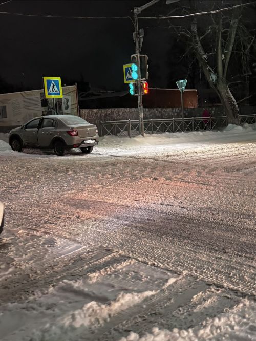 В центре Чистополя машина снесла ограждение