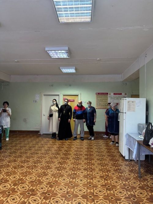 В светлые рождественские дни настоятель чистопольского храма навестил детей в больнице