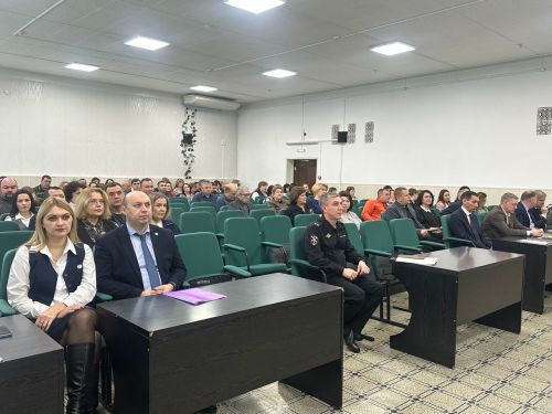 Лопатой по сугробам, инструктажом — по аферистам: о чем говорили на совещании в чистопольском муниципалитете
