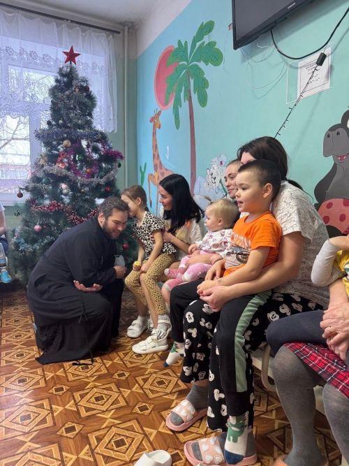 В светлые рождественские дни настоятель чистопольского храма навестил детей в больнице