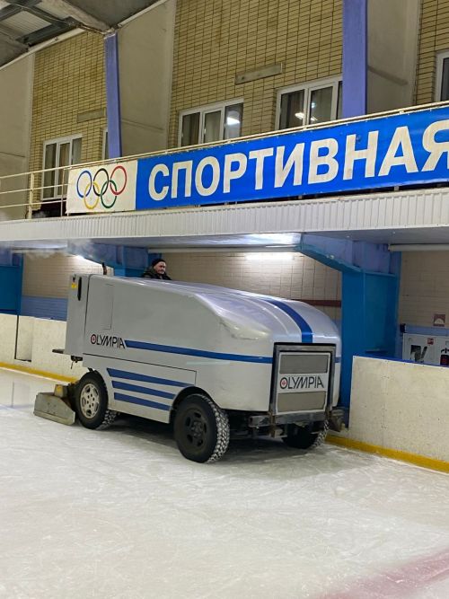 Ход машины – плавный, лёд – зеркальный: заливщик льда из Чистополя Сергей Мичурин рассказал о своей профессии