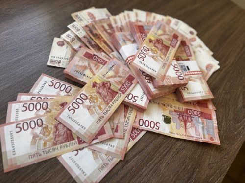 Мошенники выманили у пенсионерки-учителя из Чистополя почти миллион рублей
