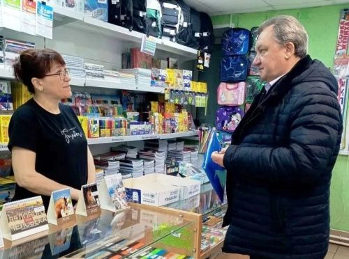 В Чистополе специалисты по защите прав потребителей дали консультации сотрудникам магазина канцтоваров
