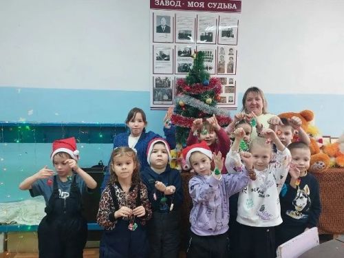 В чистопольской библиотеке дети создавали новогодние игрушки из гипса