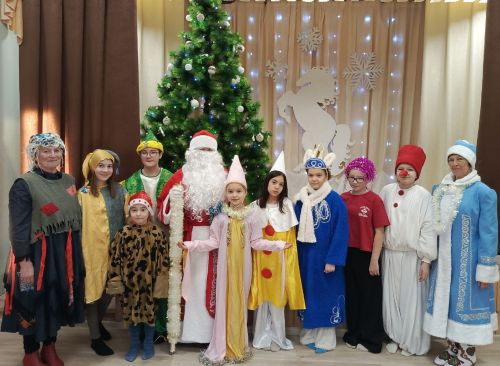 Дед Мороз и Снегурочка в гостях у сельской детворы