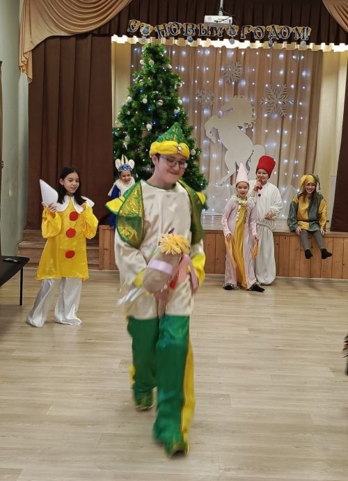 Дед Мороз и Снегурочка в гостях у сельской детворы